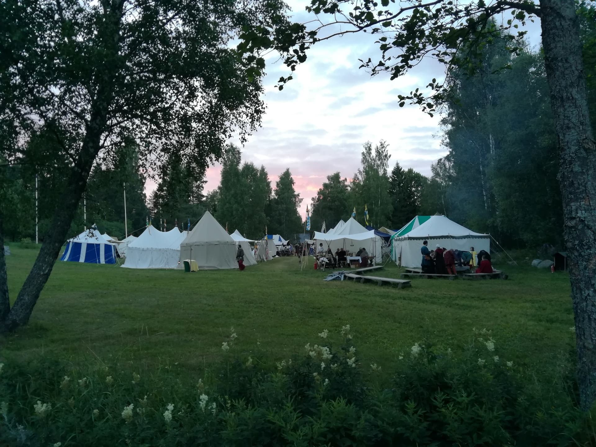 Nuijasotaleiri iltaruskossa.